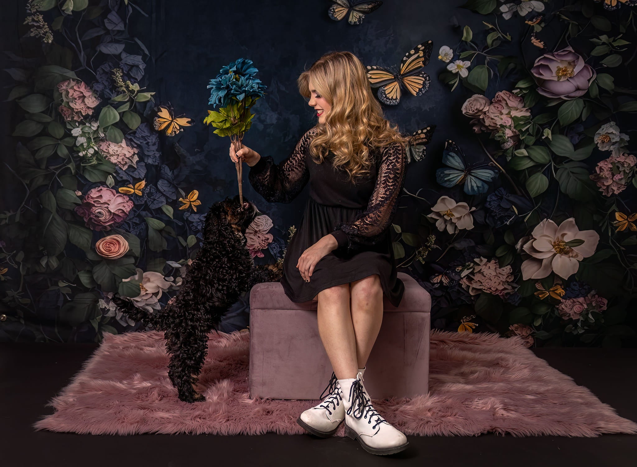 Kate Dark Floral Schmetterlinge Hintergrund von Angela Miller - Kate Backdrop.de