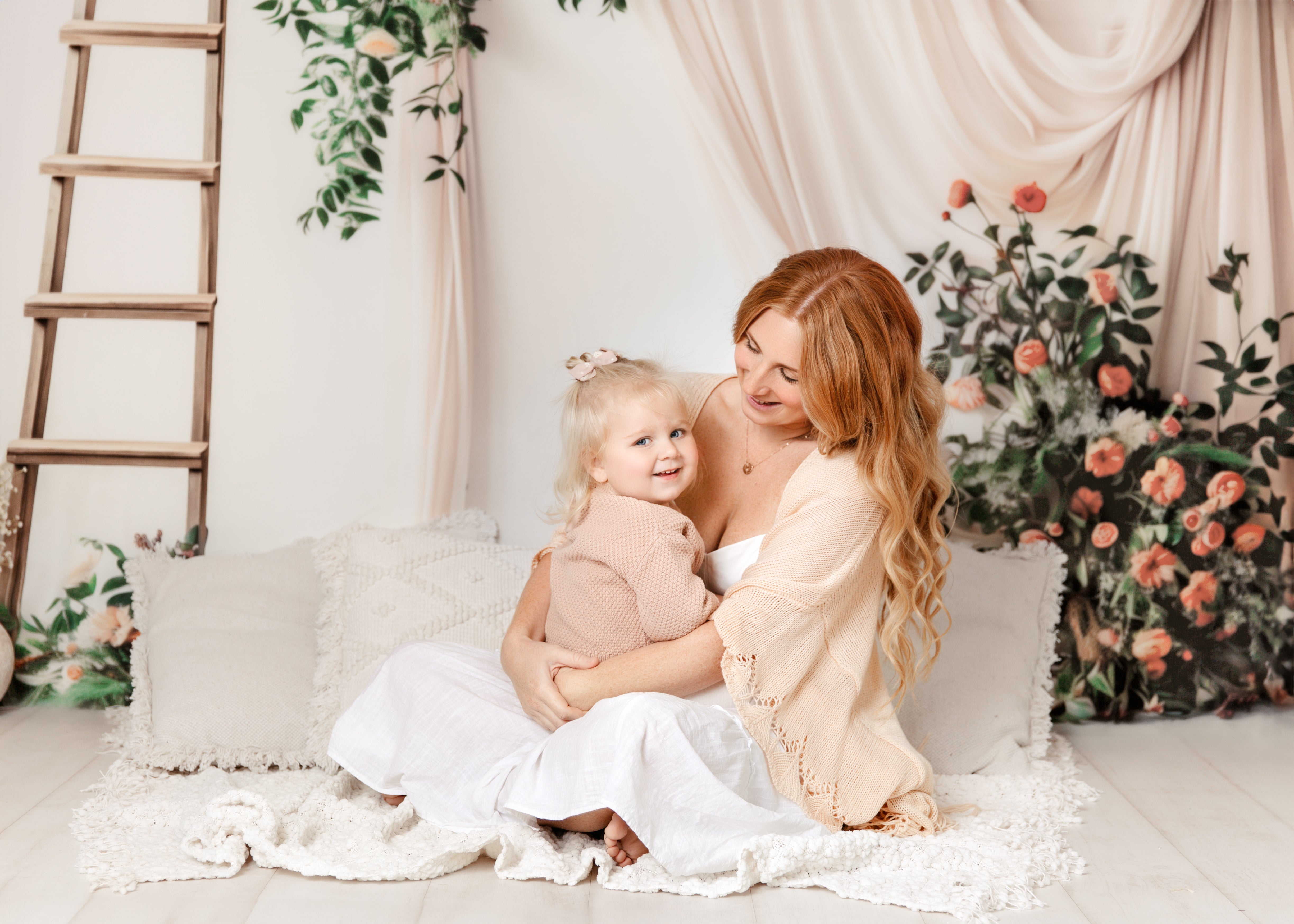 Kate Wandteppich und Leiter mit Blumen Hintergrund Entworfen von Patty Robert - Kate Backdrop.de