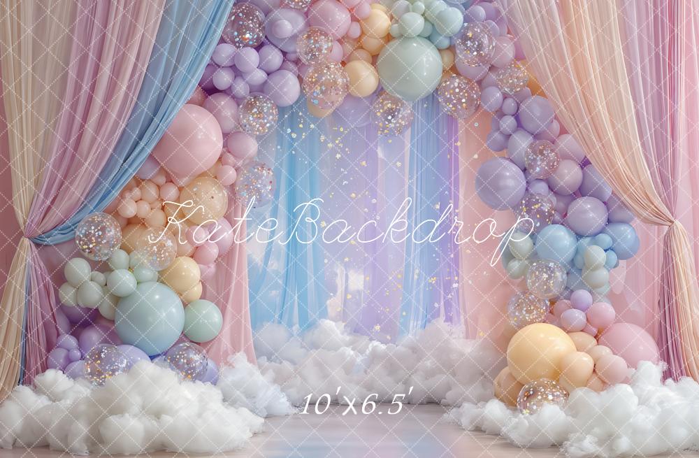 Kate Geburtstag Ballonbogen Wolken Pastell Hintergrund Entworfen von Ashley Paul