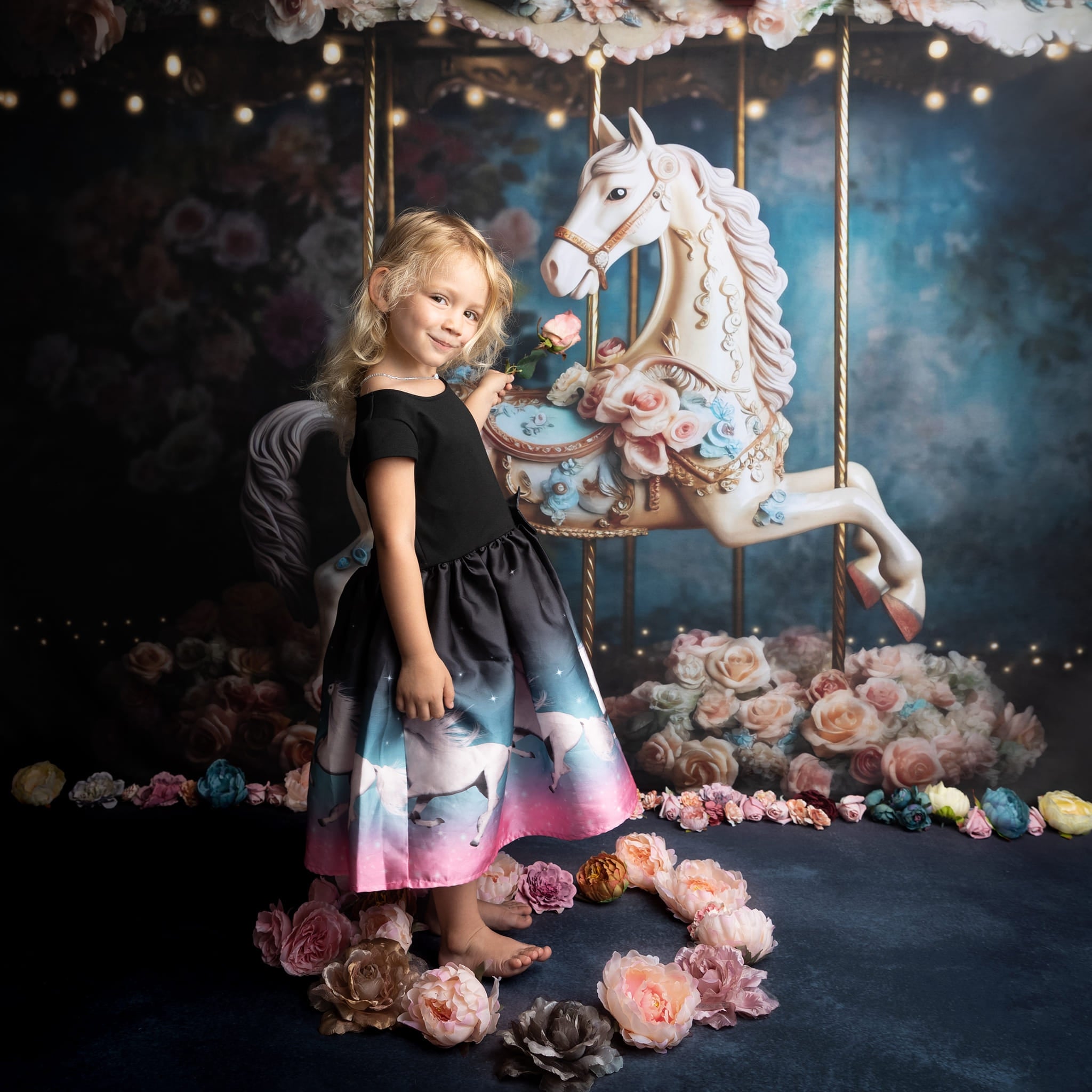 Kate Festlicher Blumen Hintergrund für Pferde von Patty Roberts - Kate Backdrop.de