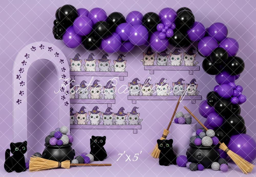 Kate Halloween Katzen Besen Luftballons Lila Hintergrund Entworfen von Patty Roberts - Kate Backdrop.de