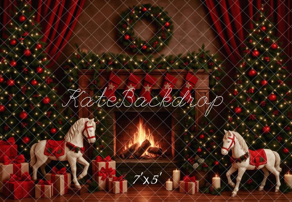 Kate Weihnachten Kamin Schaukelpferd Rot Hintergrund Entworfen von Patty Roberts - Kate Backdrop.de