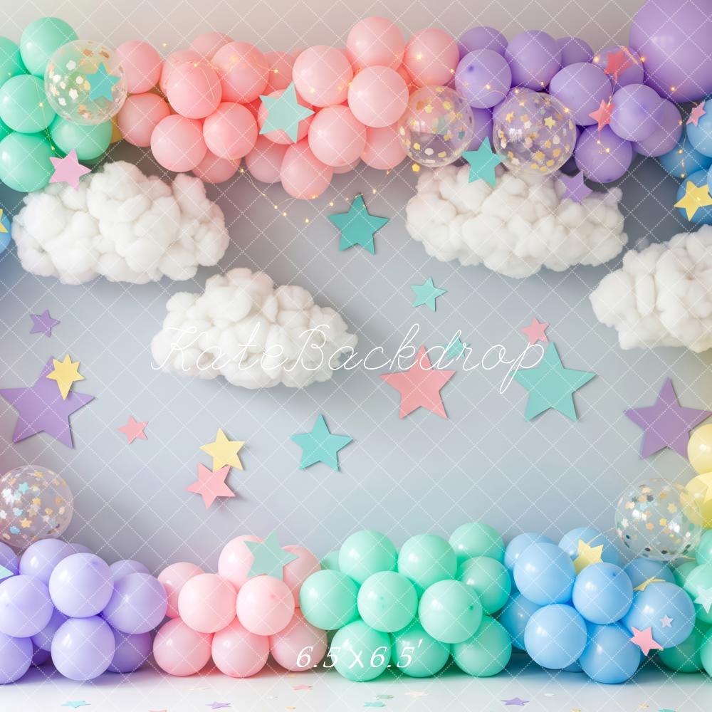 Kate Kinder Luftballons Wolken Pastell Hintergrund Entworfen von Patty Roberts