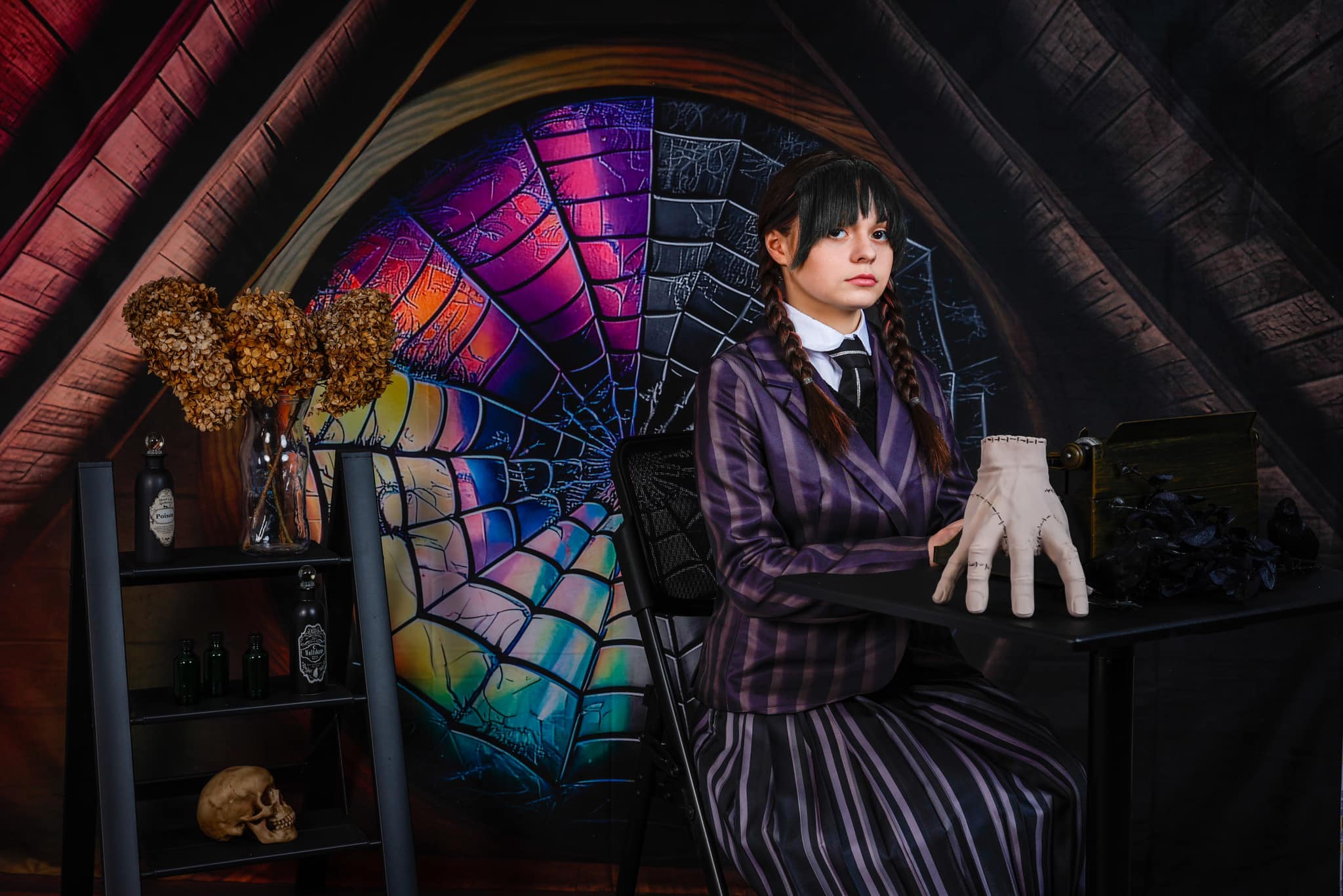 Kate Gruseliges Halloween Dachboden Bunte Spinnweben Fleece Hintergrund Entworfen von Mini MakeBelieve - Kate Backdrop.de