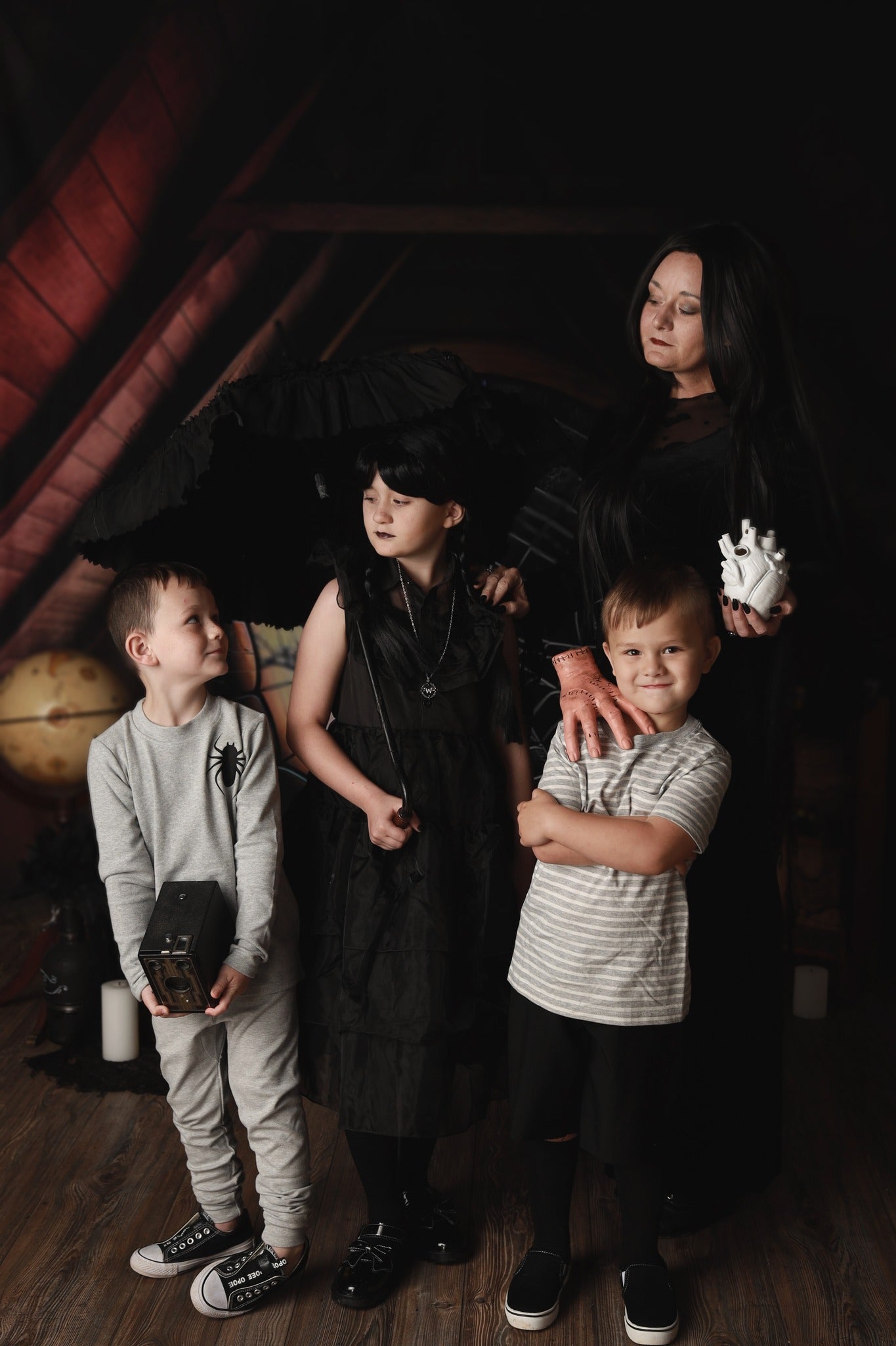 Kate Spooky Halloween Dachboden Dorm Zimmer bunte Spinnennetz Fenster Hintergrund von Mini MakeBelieve - Kate Backdrop.de