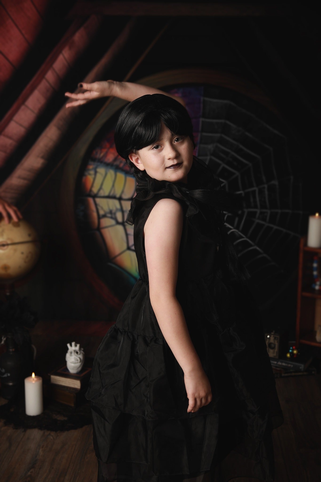 Kate Spooky Halloween Dachboden Dorm Zimmer bunte Spinnennetz Fenster Hintergrund von Mini MakeBelieve - Kate Backdrop.de