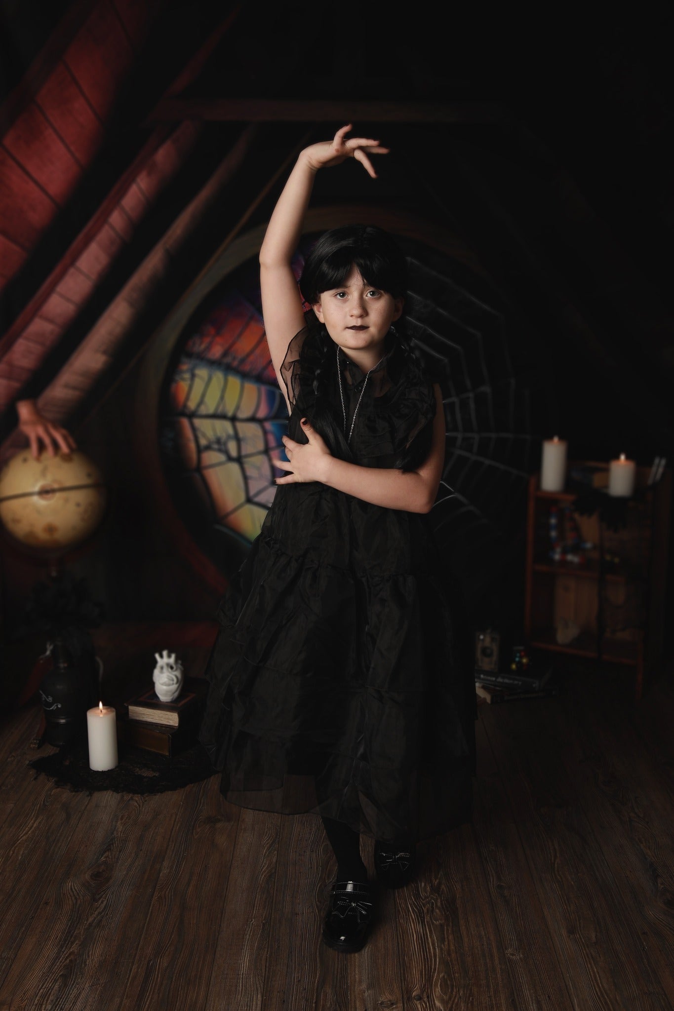 Kate Spooky Halloween Dachboden Dorm Zimmer bunte Spinnennetz Fenster Hintergrund von Mini MakeBelieve - Kate Backdrop.de