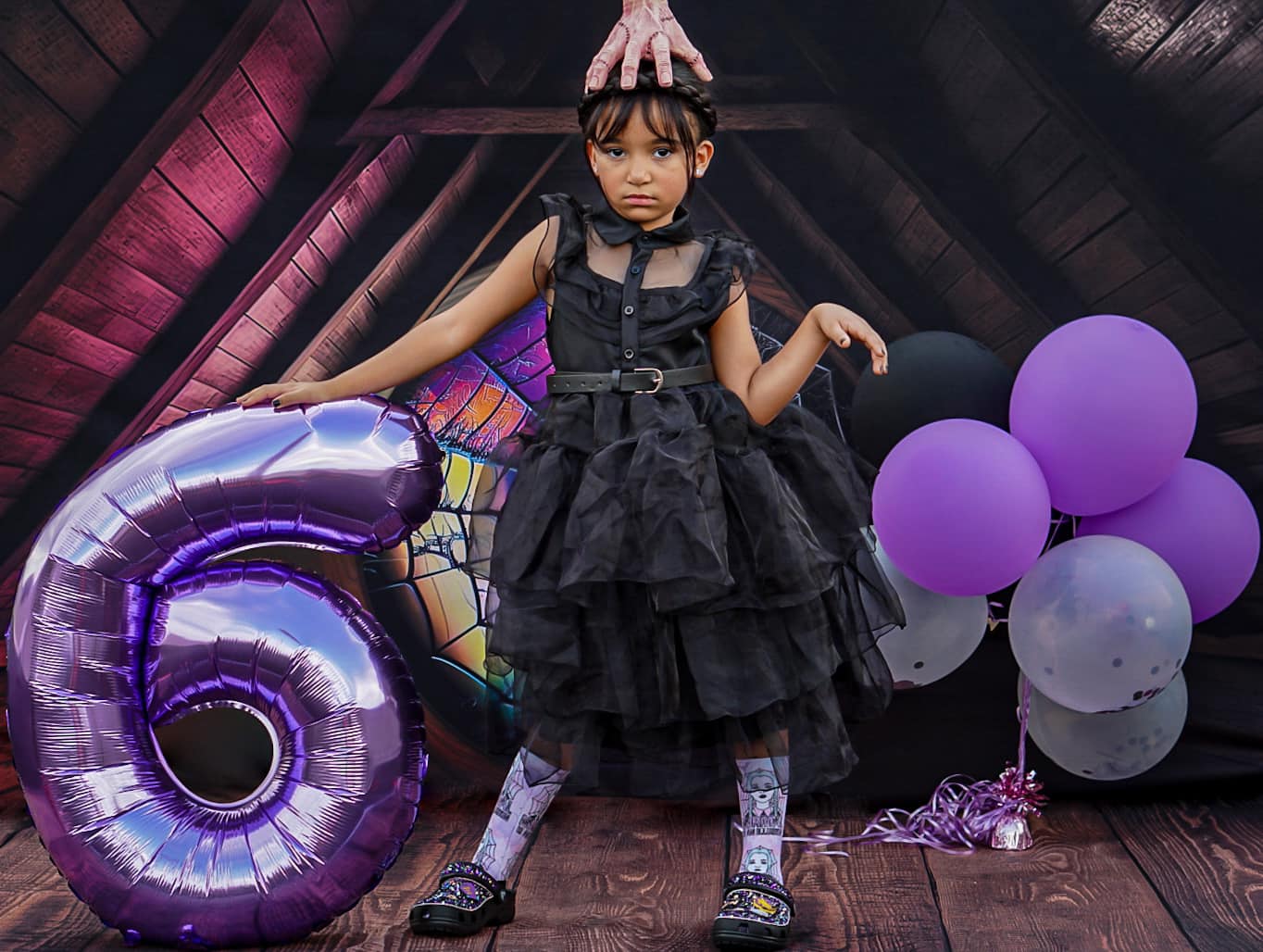 Kate Spooky Halloween Dachboden Dorm Zimmer bunte Spinnennetz Fenster Hintergrund von Mini MakeBelieve - Kate Backdrop.de