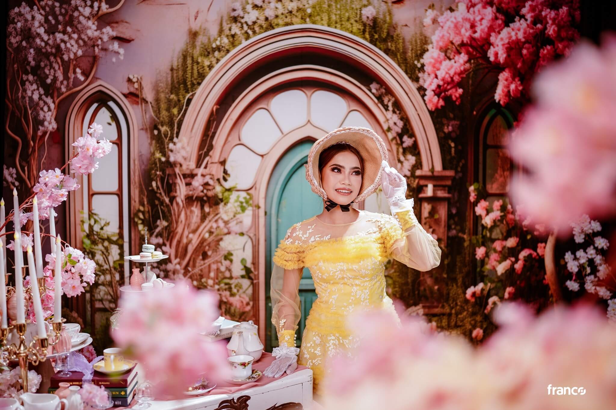 Kate Sommer Rosa Blume Baumhaus Grüne Tür Hintergrund von Emetselch - Kate Backdrop.de