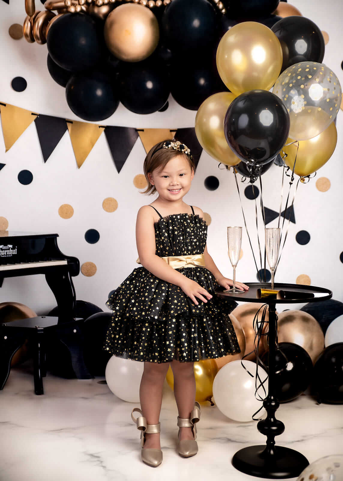 Kate Cake Smash Goldschwarze Luftballons Hintergrund von Rose Abbas - Kate Backdrop.de