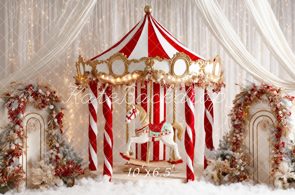Kate Carousel Pferd Weihnachtsdeko Rot Weiß Hintergrund Entworfen von Patty Roberts - Kate Backdrop.de
