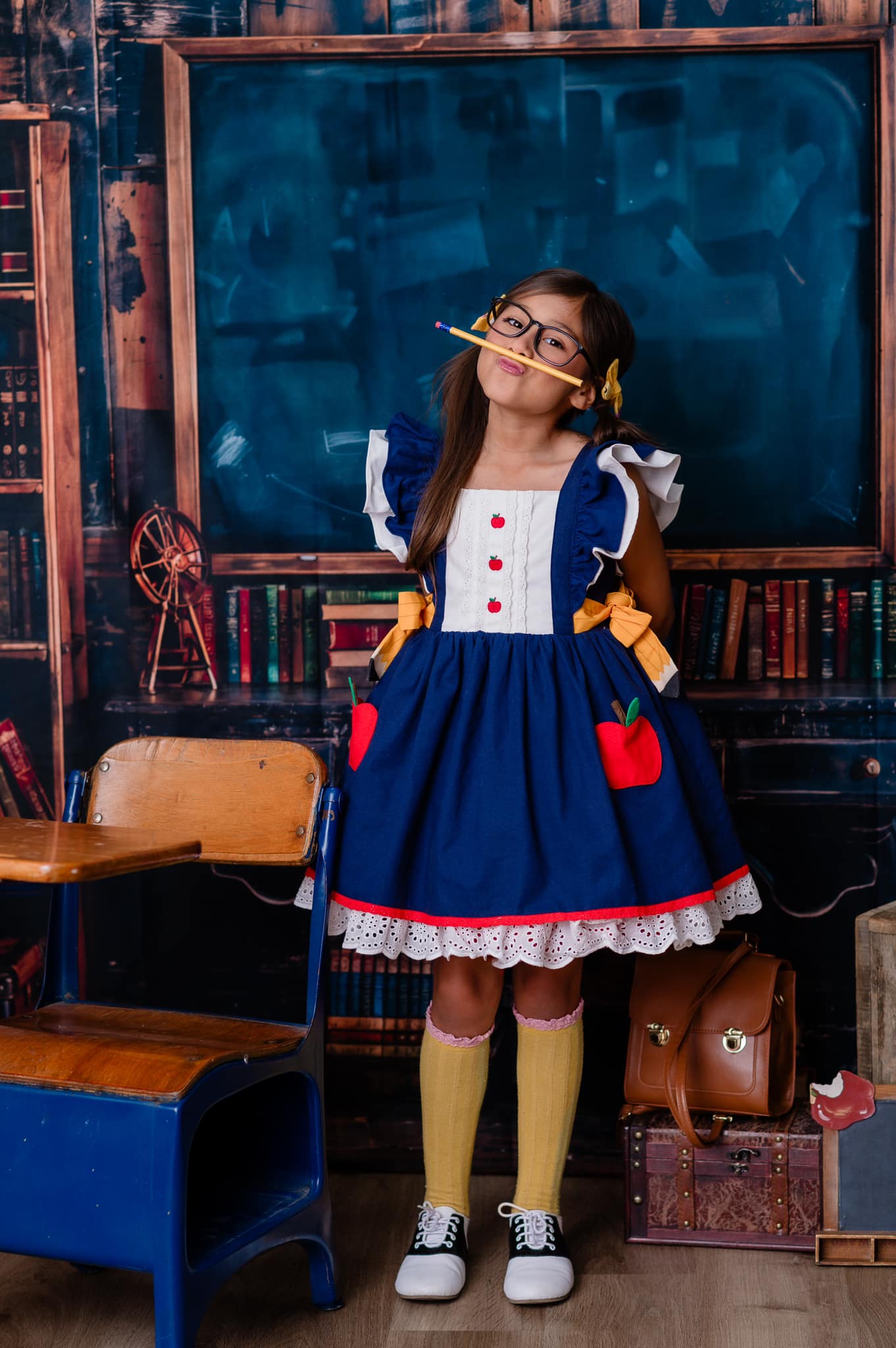 Kate Zurück zur Schule Tafel Buch Schreibtisch Hintergrund Entworfen von Emetselch - Kate Backdrop.de