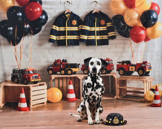 Kate Geburtstags Feuerwehr Thema Bunte Luftballon Spielzeugauto und Uniform Weiße Ziegelwand Hintergrund Entworfen von GQ - Kate Backdrop.de