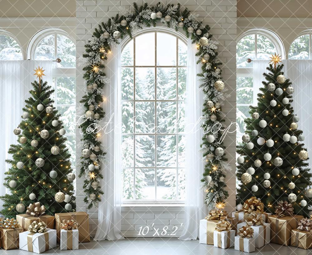 Kate Weihnachten Fenster Tannenbäume Gold Weiß Hintergrund Entworfen von Mini MakeBelieve