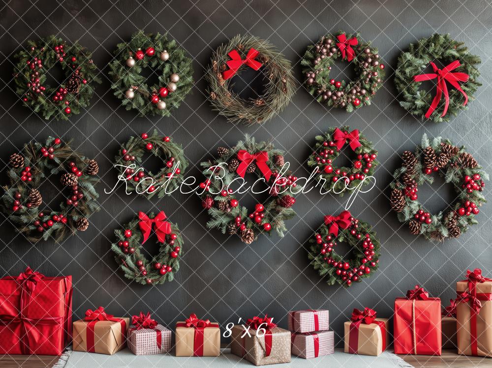 Kate Weihnachten Kränze Geschenke Rot Hintergrund Entworfen von Patty Roberts - Kate Backdrop.de