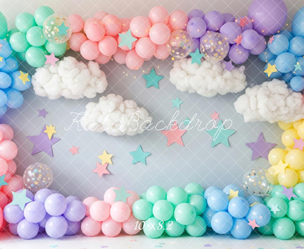 Kate Kinder Luftballons Wolken Pastell Hintergrund Entworfen von Patty Roberts