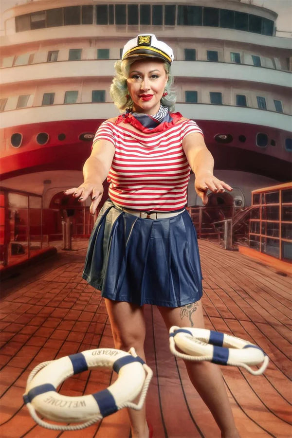 Kate Sommer Seaside Modern Rot und Weiß Kreuzfahrt Braun Holz Hafen Hintergrund Entworfen von Lidia Redekopp - Kate Backdrop.de