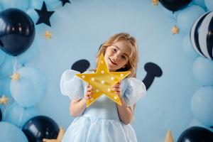 Kate Geburtstag Smiley Ballonbogen Blau Hintergrund Entworfen von Emetselch
