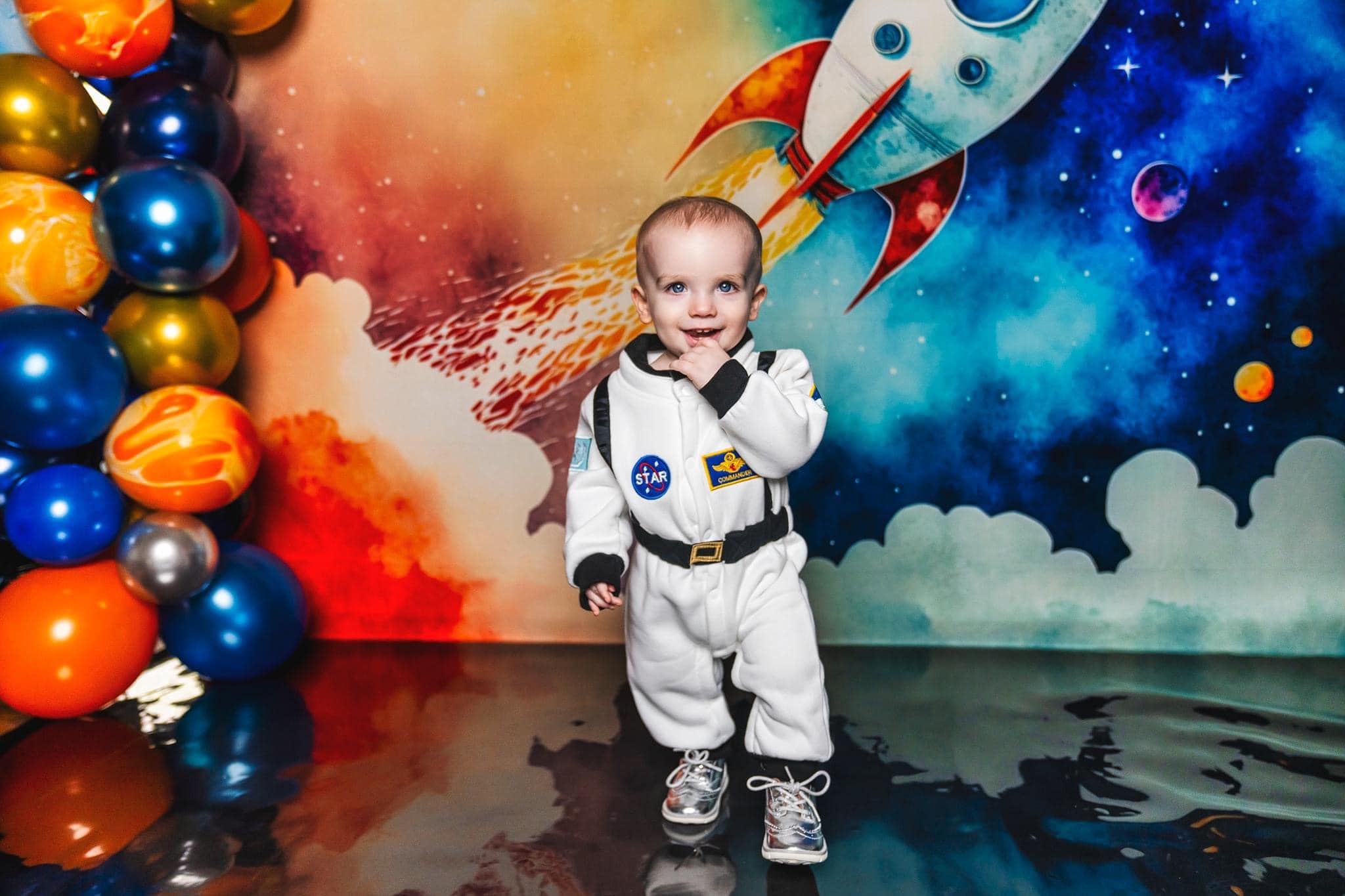 Kate Weltraummission Junge Hintergrund von Patty Roberts - Kate Backdrop.de