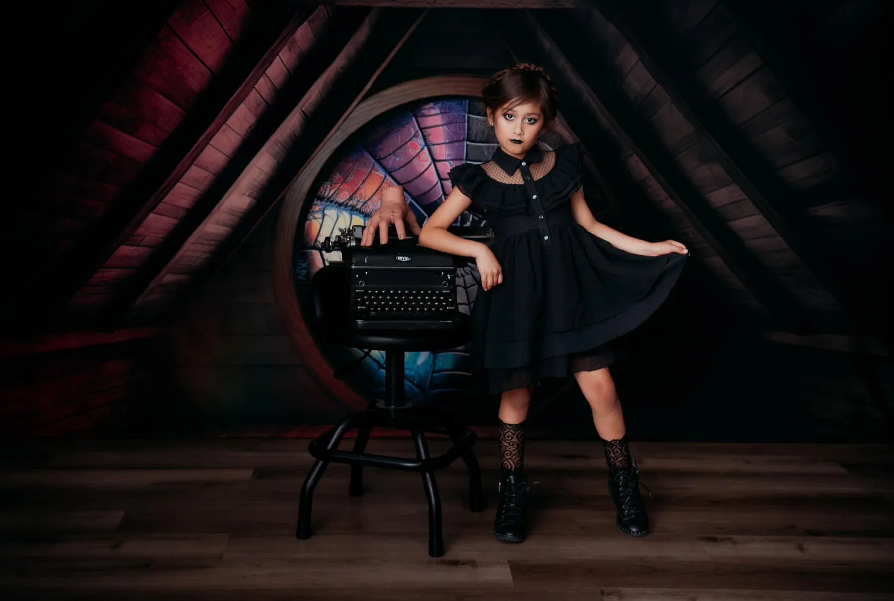 Kate Gruseliges Halloween Dachboden Bunte Spinnweben Fleece Hintergrund Entworfen von Mini MakeBelieve - Kate Backdrop.de