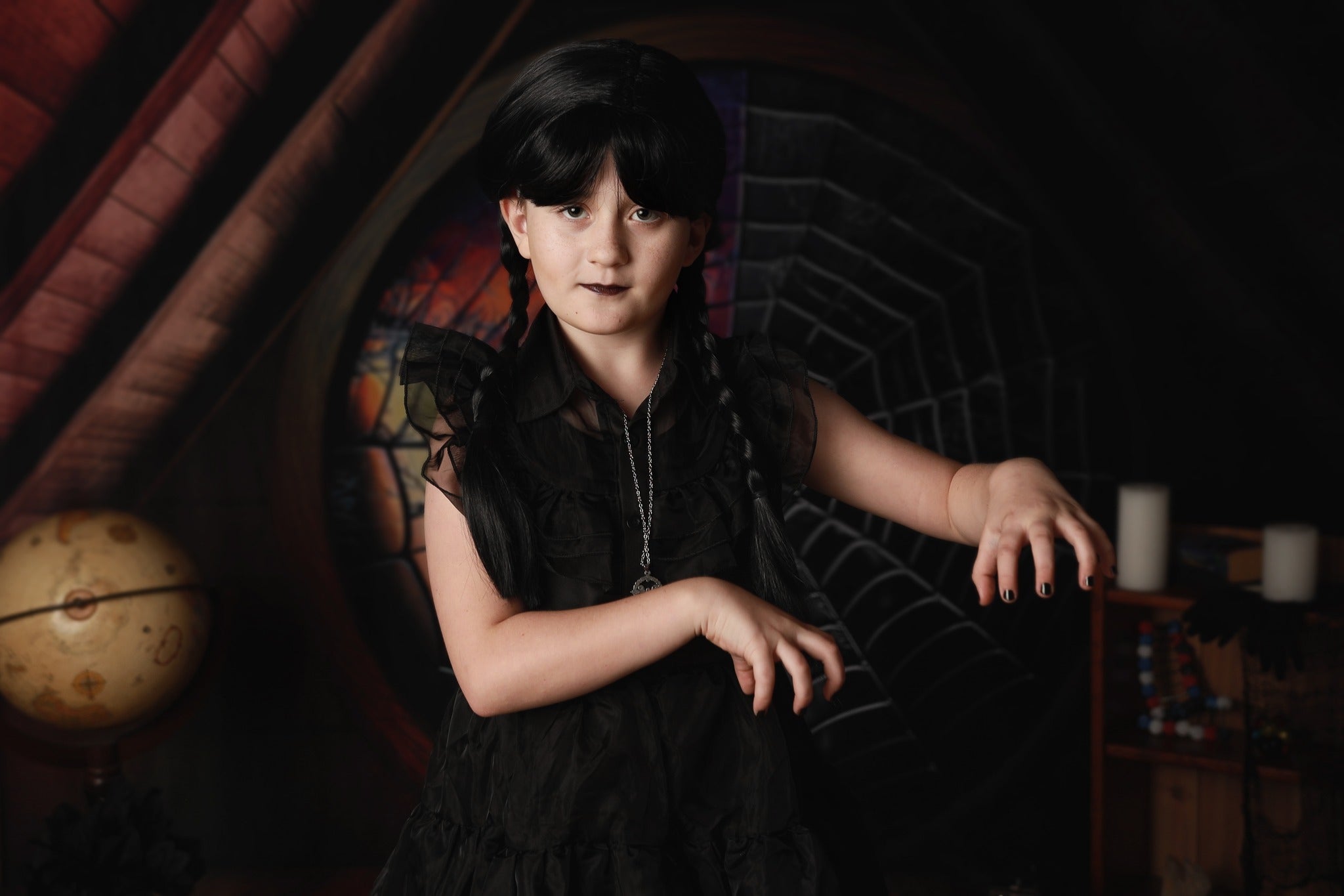 Kate Spooky Halloween Dachboden Dorm Zimmer bunte Spinnennetz Fenster Hintergrund von Mini MakeBelieve - Kate Backdrop.de