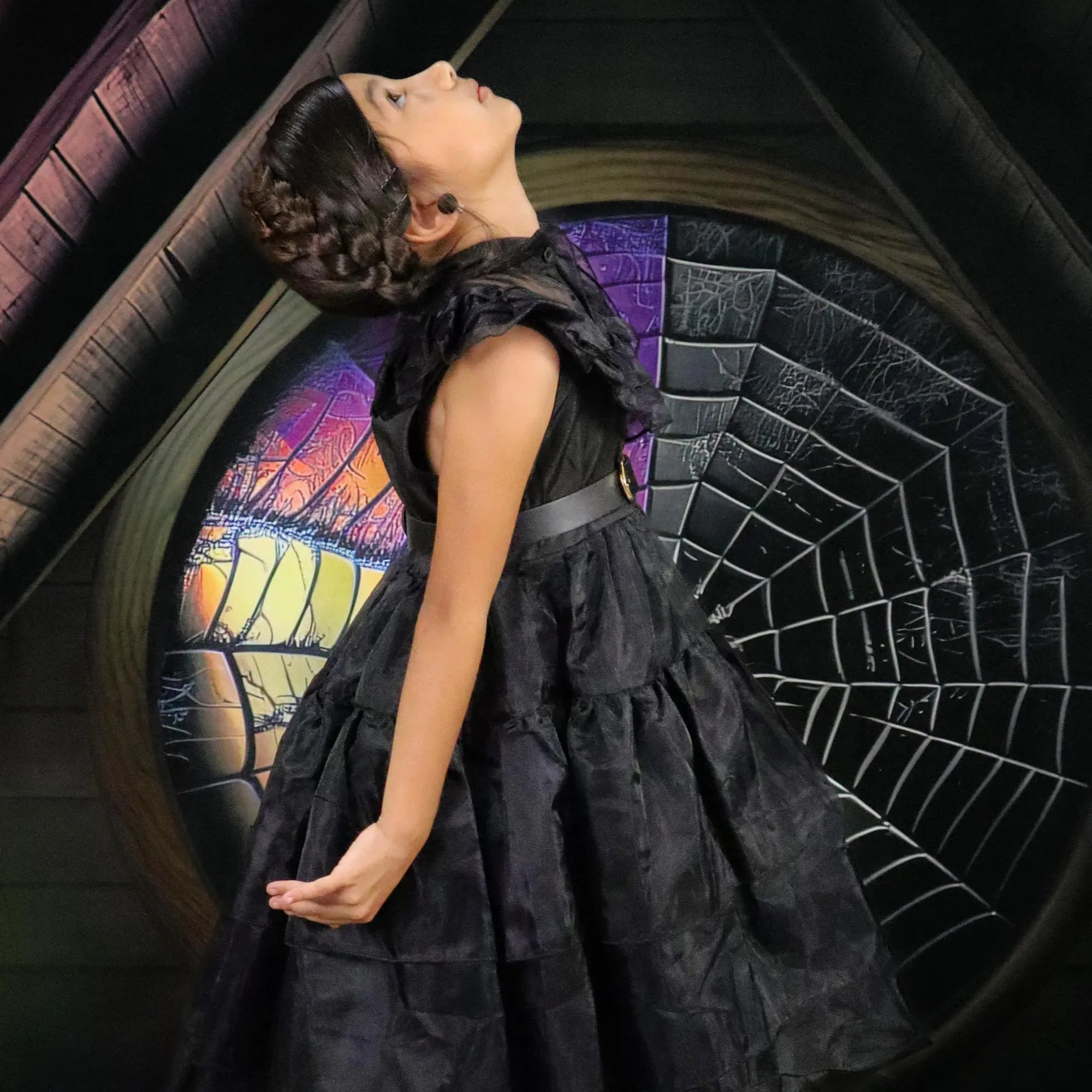 Kate Gruseliges Halloween Dachboden Bunte Spinnweben Fleece Hintergrund Entworfen von Mini MakeBelieve - Kate Backdrop.de