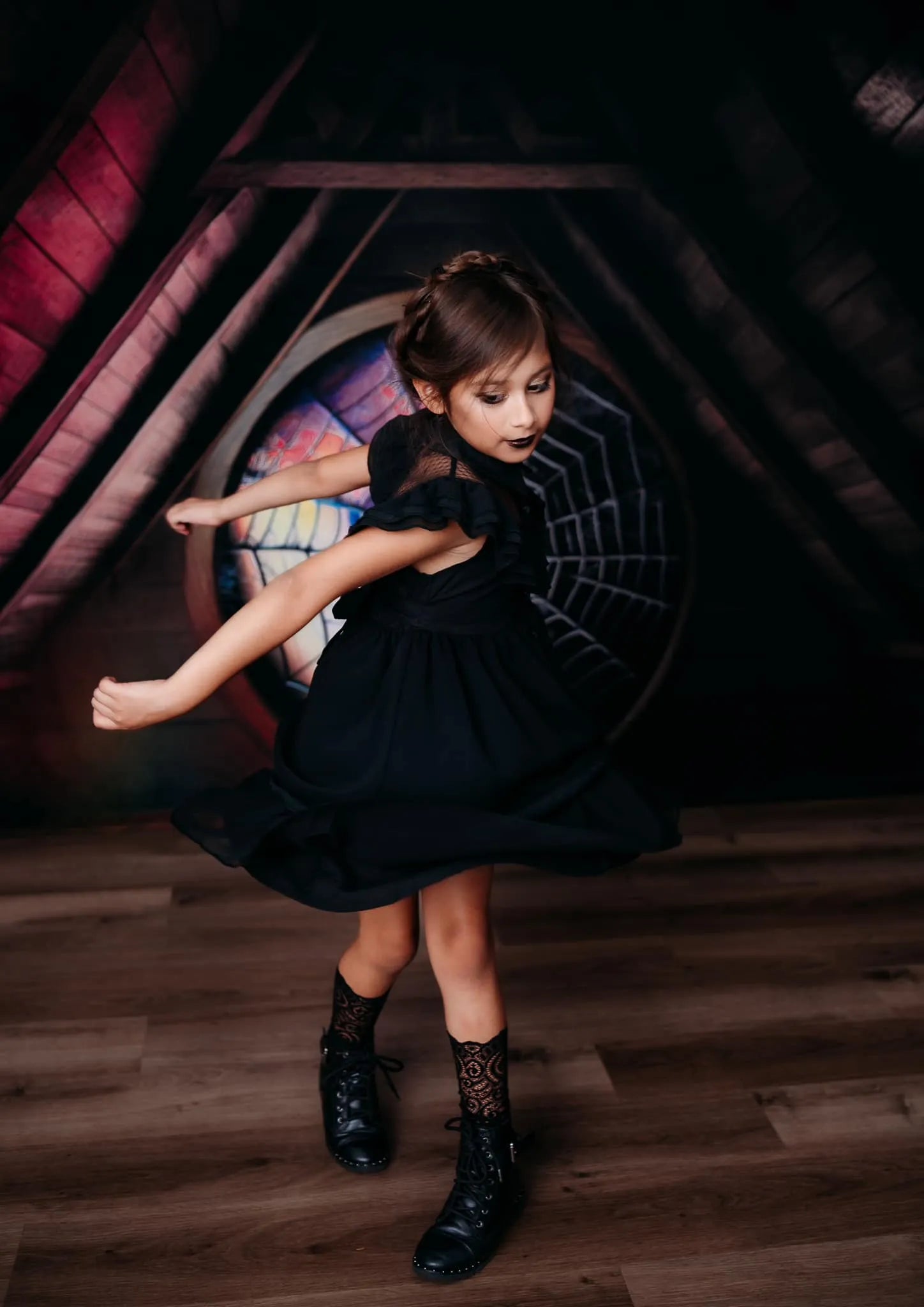 Kate Gruseliges Halloween Dachboden Bunte Spinnweben Fleece Hintergrund Entworfen von Mini MakeBelieve - Kate Backdrop.de