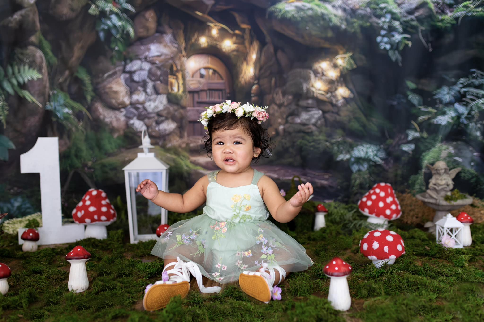 Kate Paintterly Hobbit Gnome Elf Fairy Home auf Felsen im Wald Hintergrund von Mini MakeBelieve