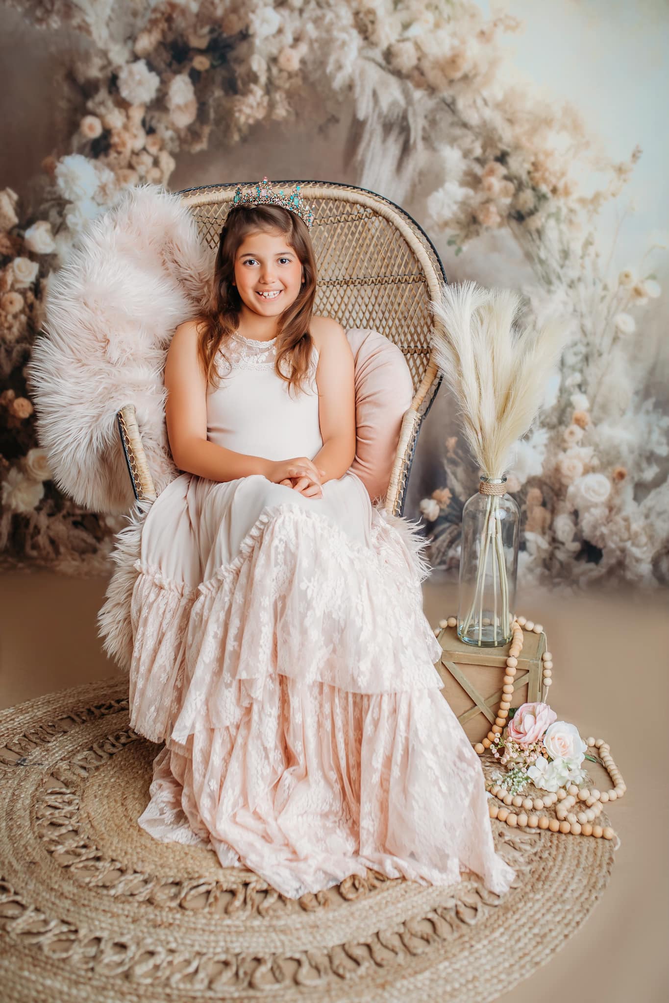 Kate Painterly Fine Art Floral Luxury Flower Arch auf Beige Wand Hochzeit Geburtstag Kommunion Hintergrund von Mini MakeBelieve - Kate Backdrop.de