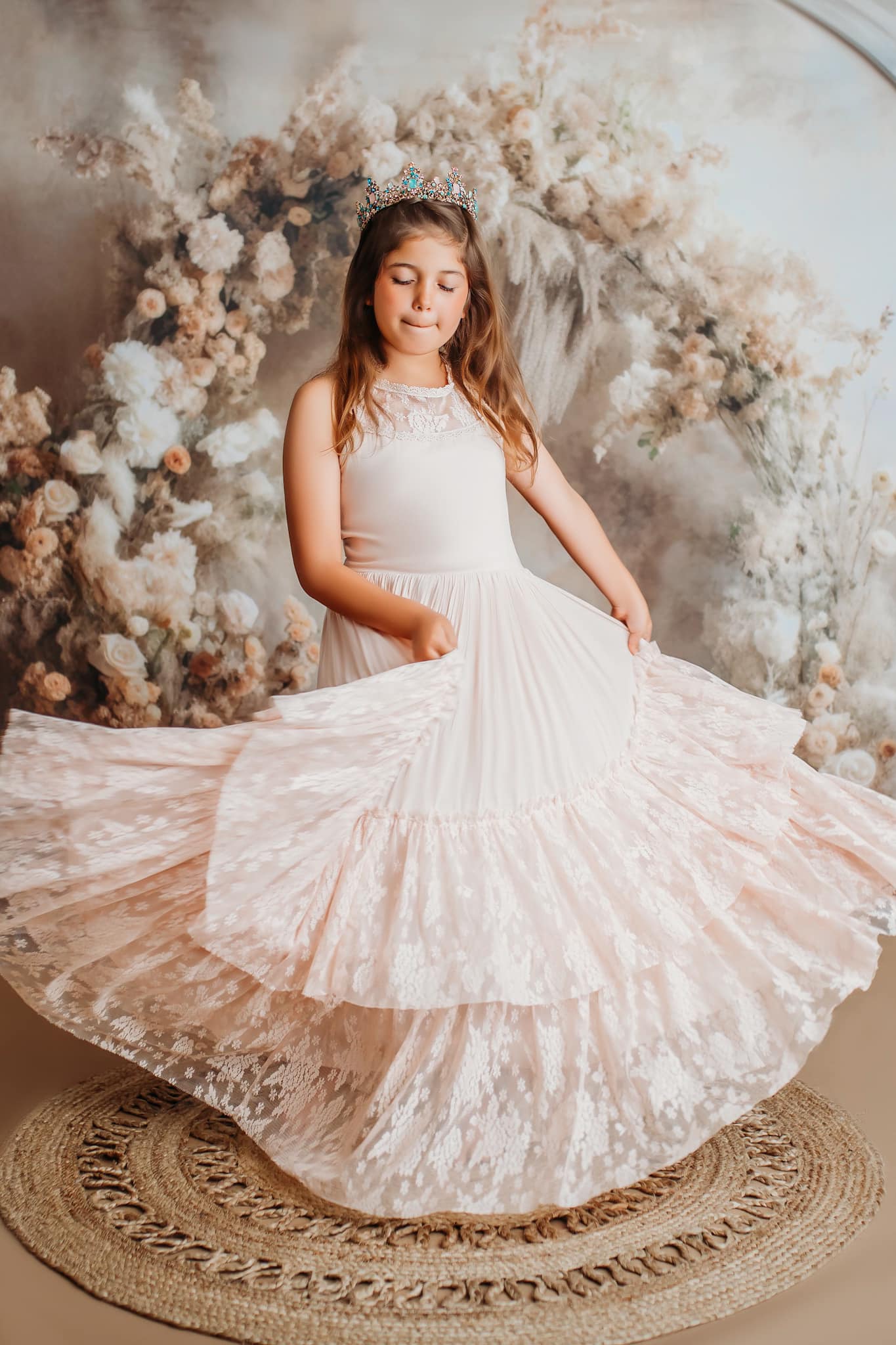 Kate Painterly Fine Art Floral Luxury Flower Arch auf Beige Wand Hochzeit Geburtstag Kommunion Hintergrund von Mini MakeBelieve - Kate Backdrop.de
