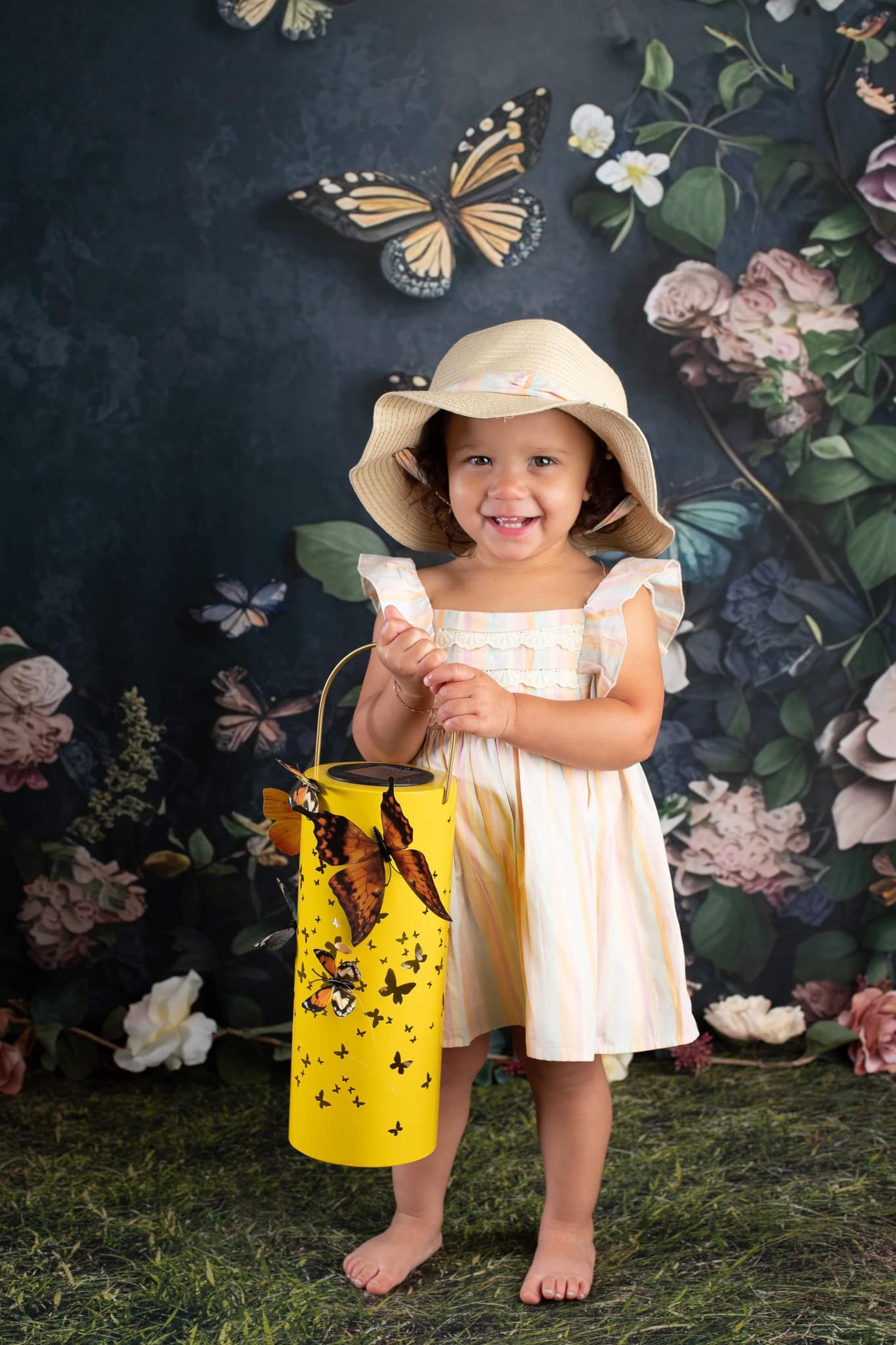 Kate Dark Floral Schmetterlinge Hintergrund von Angela Miller - Kate Backdrop.de