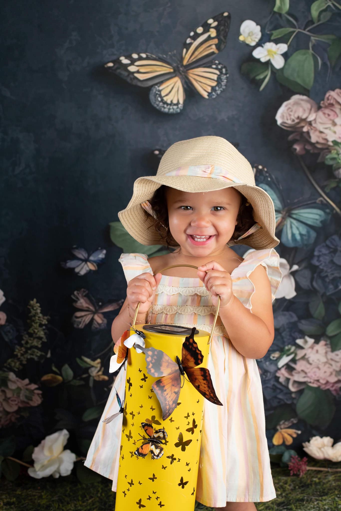 Kate Dark Floral Schmetterlinge Hintergrund von Angela Miller - Kate Backdrop.de