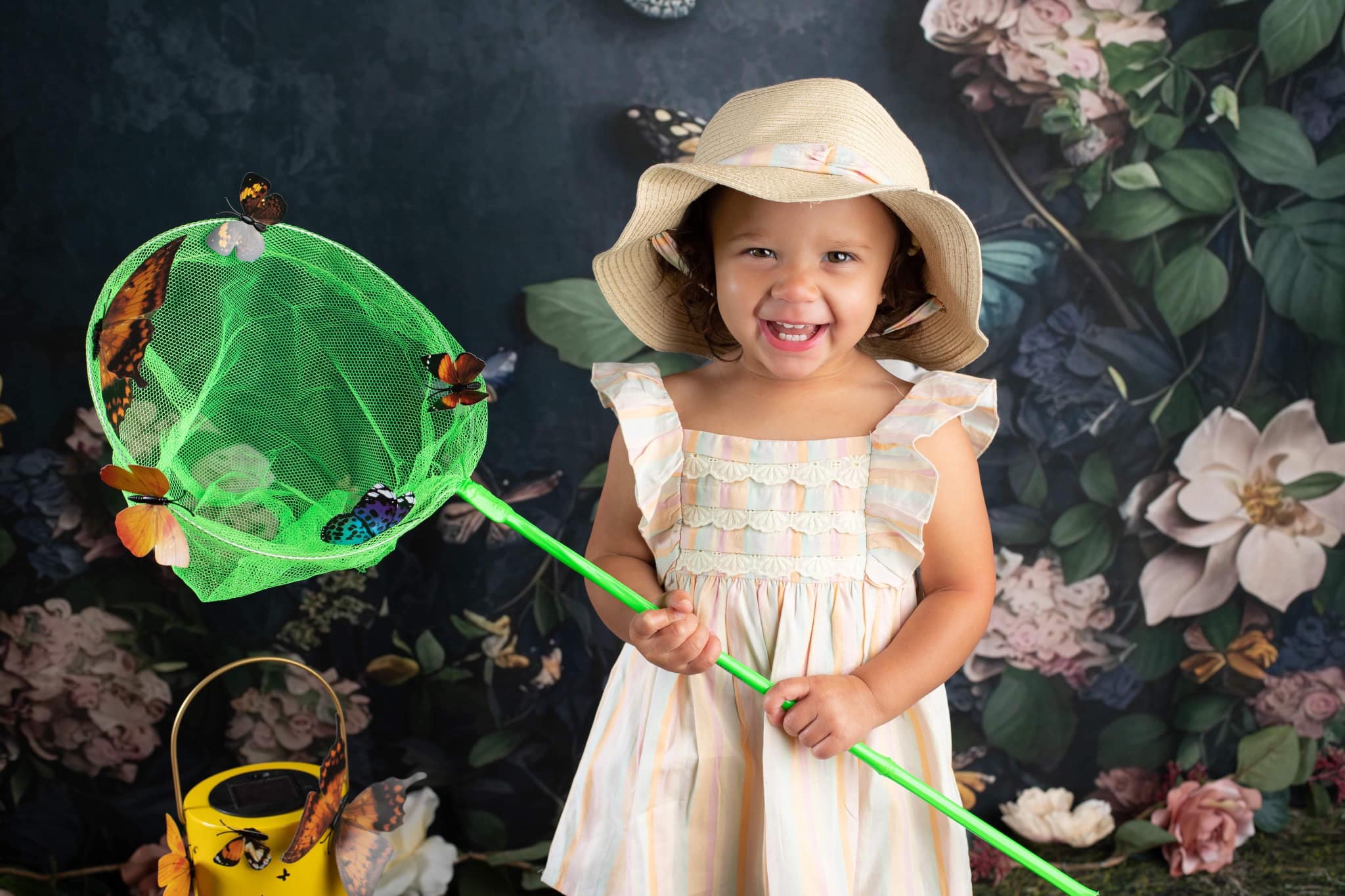 Kate Dark Floral Schmetterlinge Hintergrund von Angela Miller - Kate Backdrop.de