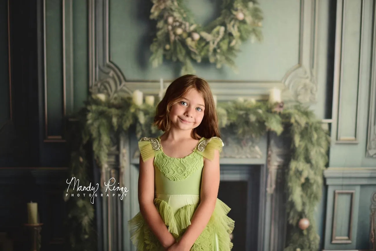 Kate Eleganter Kamin mit Weihnachtsgrün Fleece Hintergrund Entworfen von Mandy Ringe - Kate Backdrop.de
