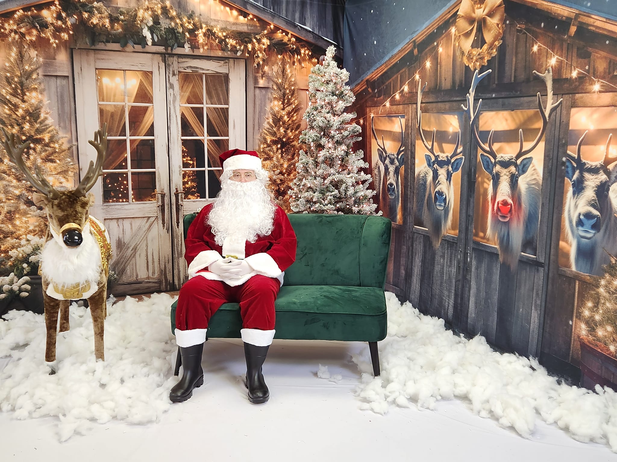 Kate Weihnachten-Scheune mit Lichtern und Weihnachtsbaum als Hintergrund von Emetselch
