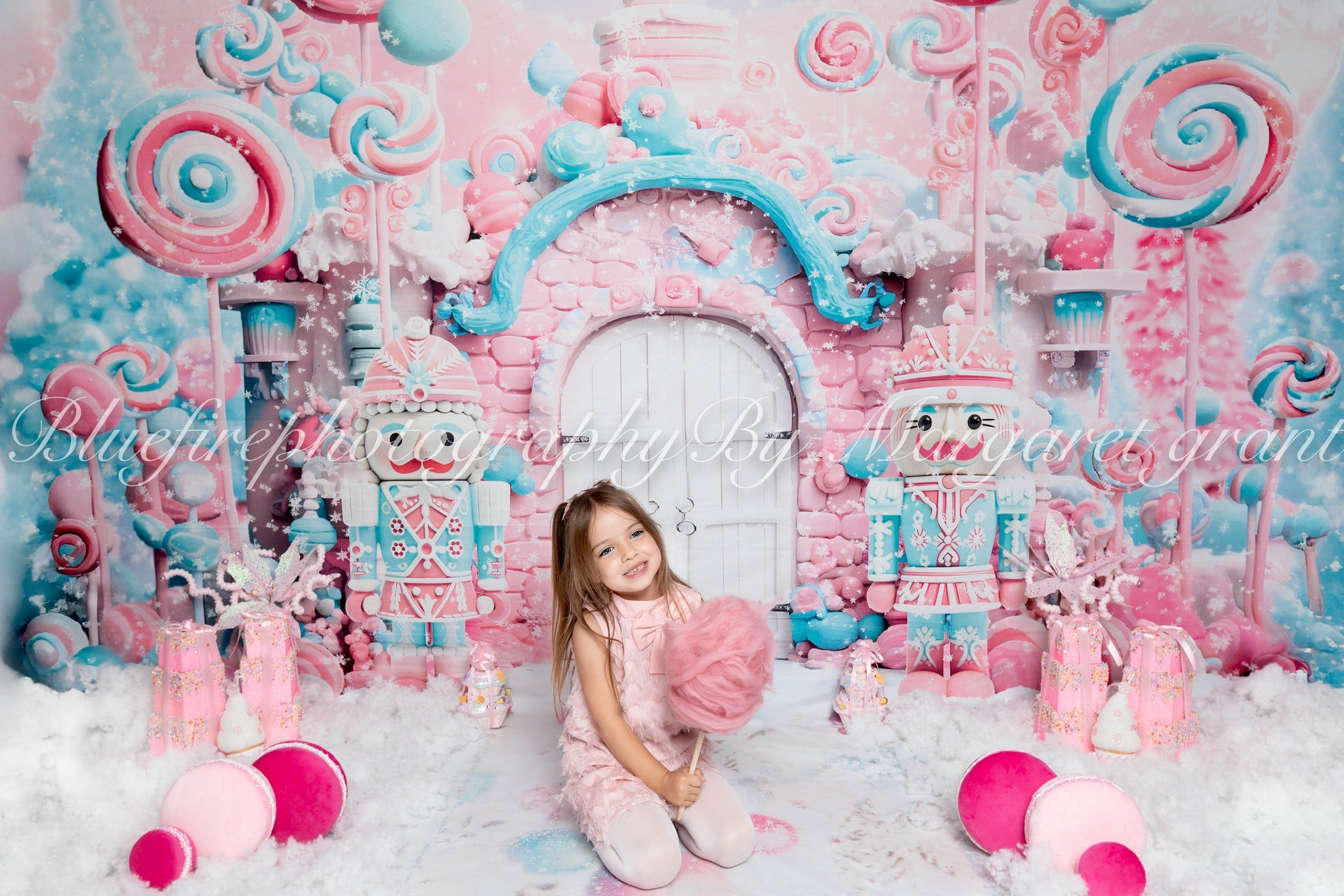 Kate Winter Weihnachten Rosa Süßigkeiten Weiß Tür Nussknacker Hintergrund von Ashley Paul - Kate Backdrop.de