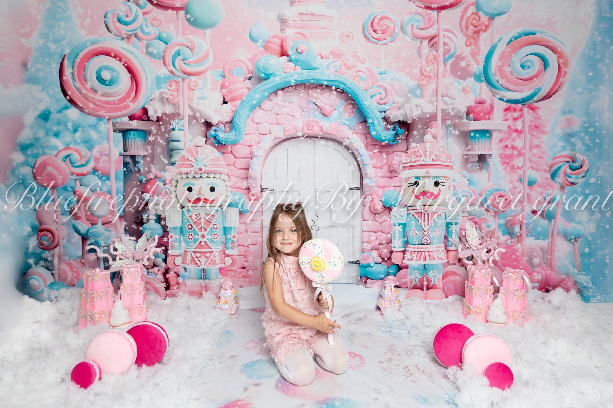 Kate Winter Weihnachten Rosa Süßigkeiten Weiß Tür Nussknacker Hintergrund von Ashley Paul - Kate Backdrop.de