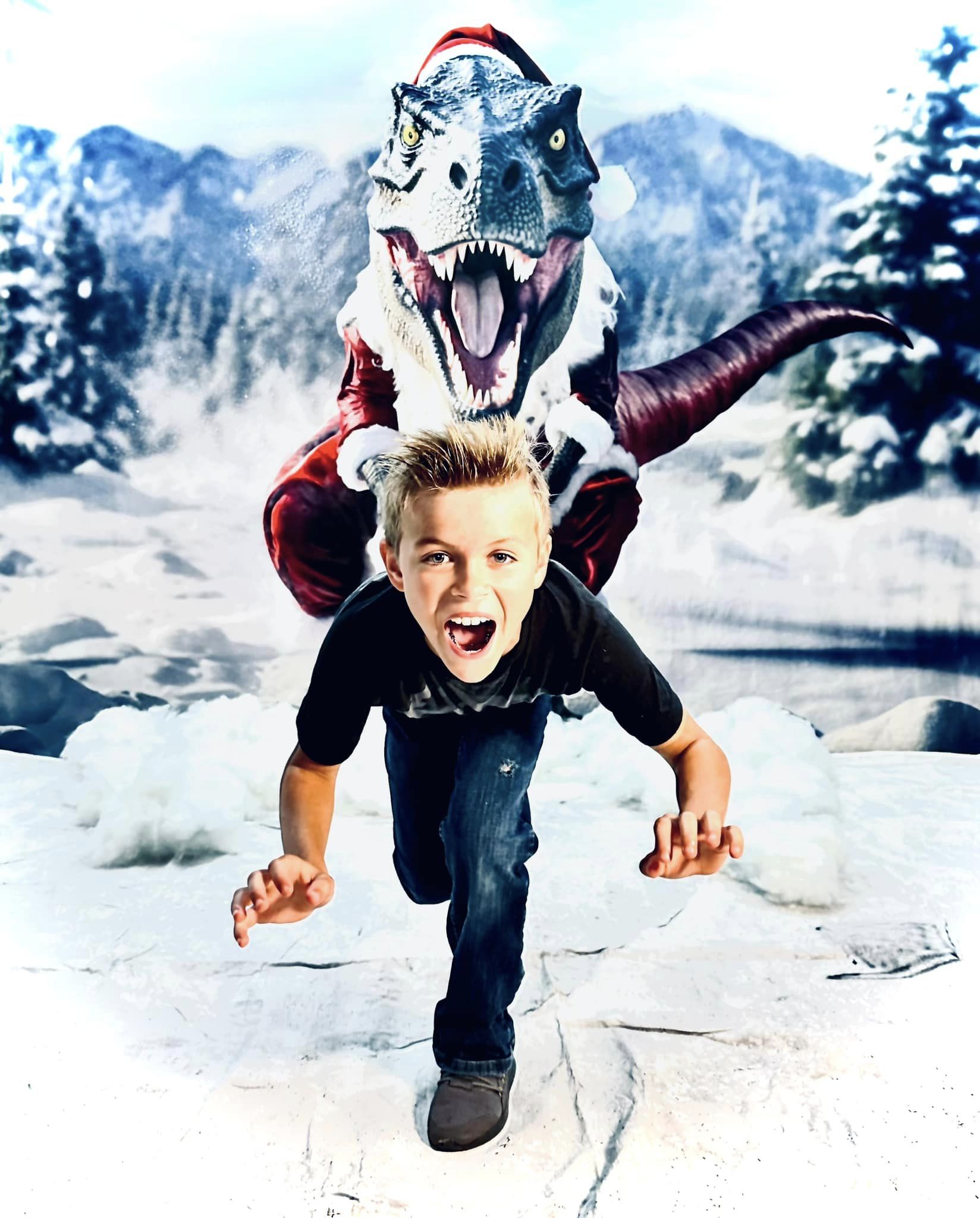 Kate T-Rex mit Weihnachtsmann-Kleidung im Winter-Hintergrund von Mini MakeBelieve - Kate Backdrop.de