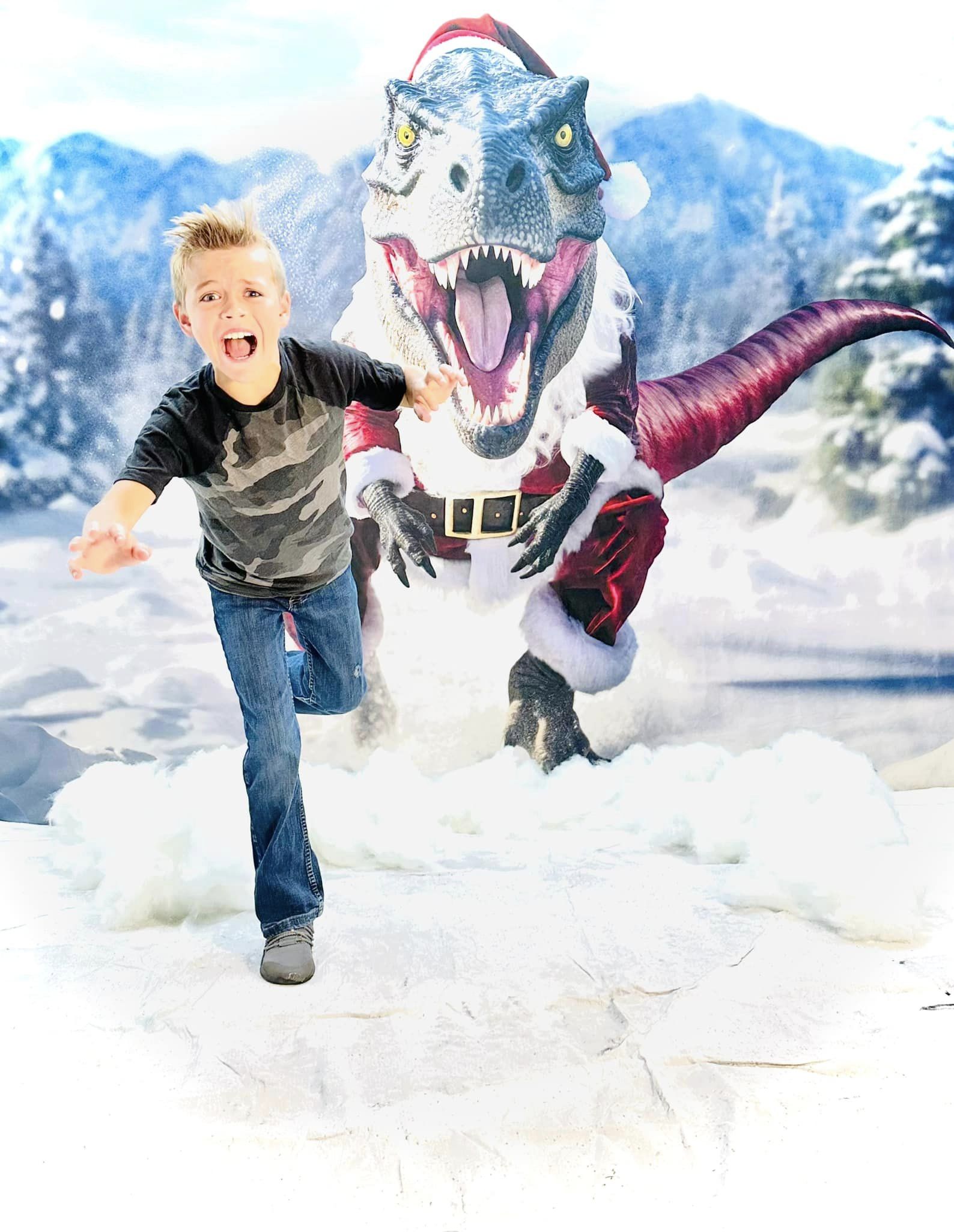 Kate T-Rex mit Weihnachtsmann-Kleidung im Winter-Hintergrund von Mini MakeBelieve - Kate Backdrop.de