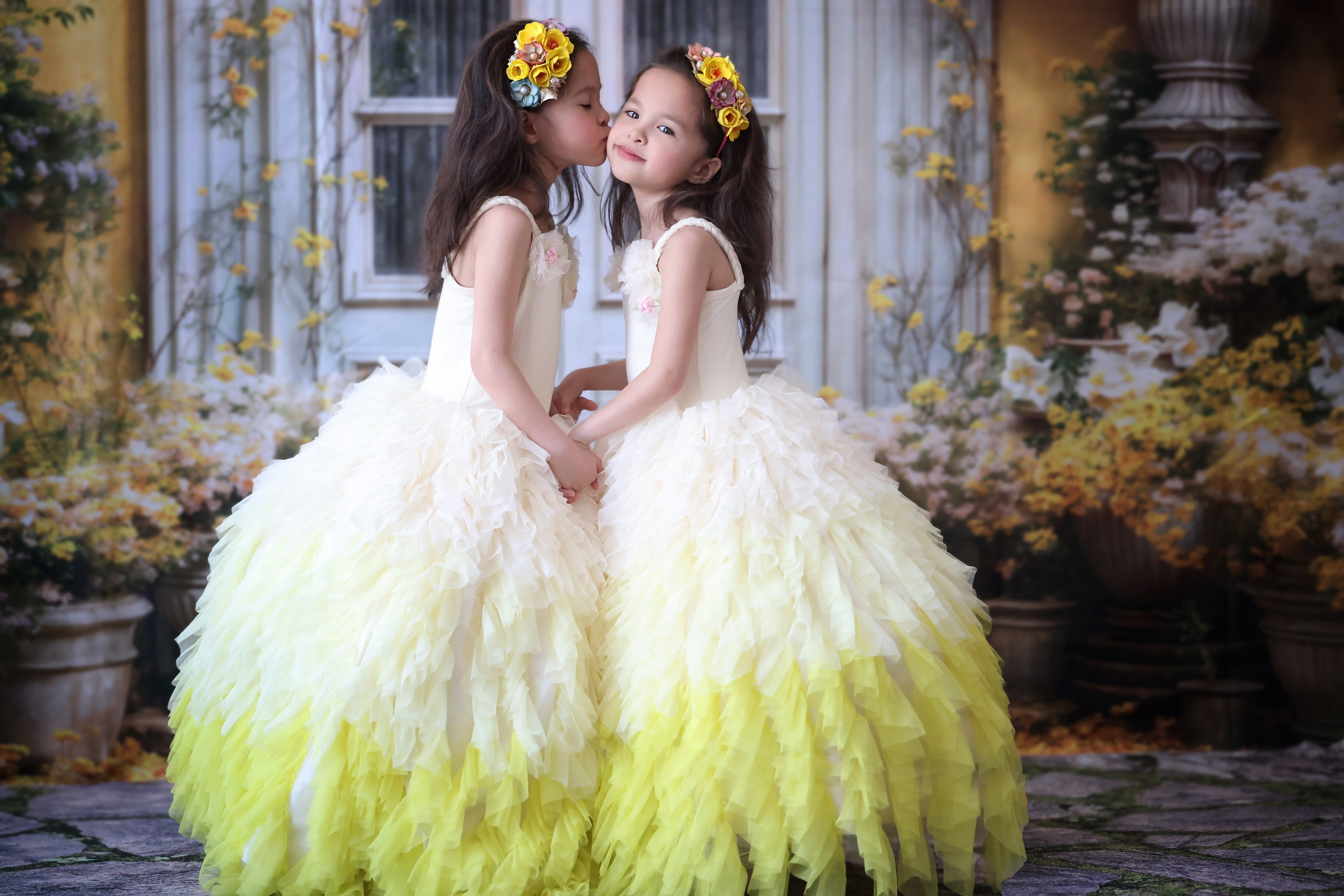 Kate Frühling Gelbe Blumen Holztüren Hintergrund von Emetselch - Kate Backdrop.de