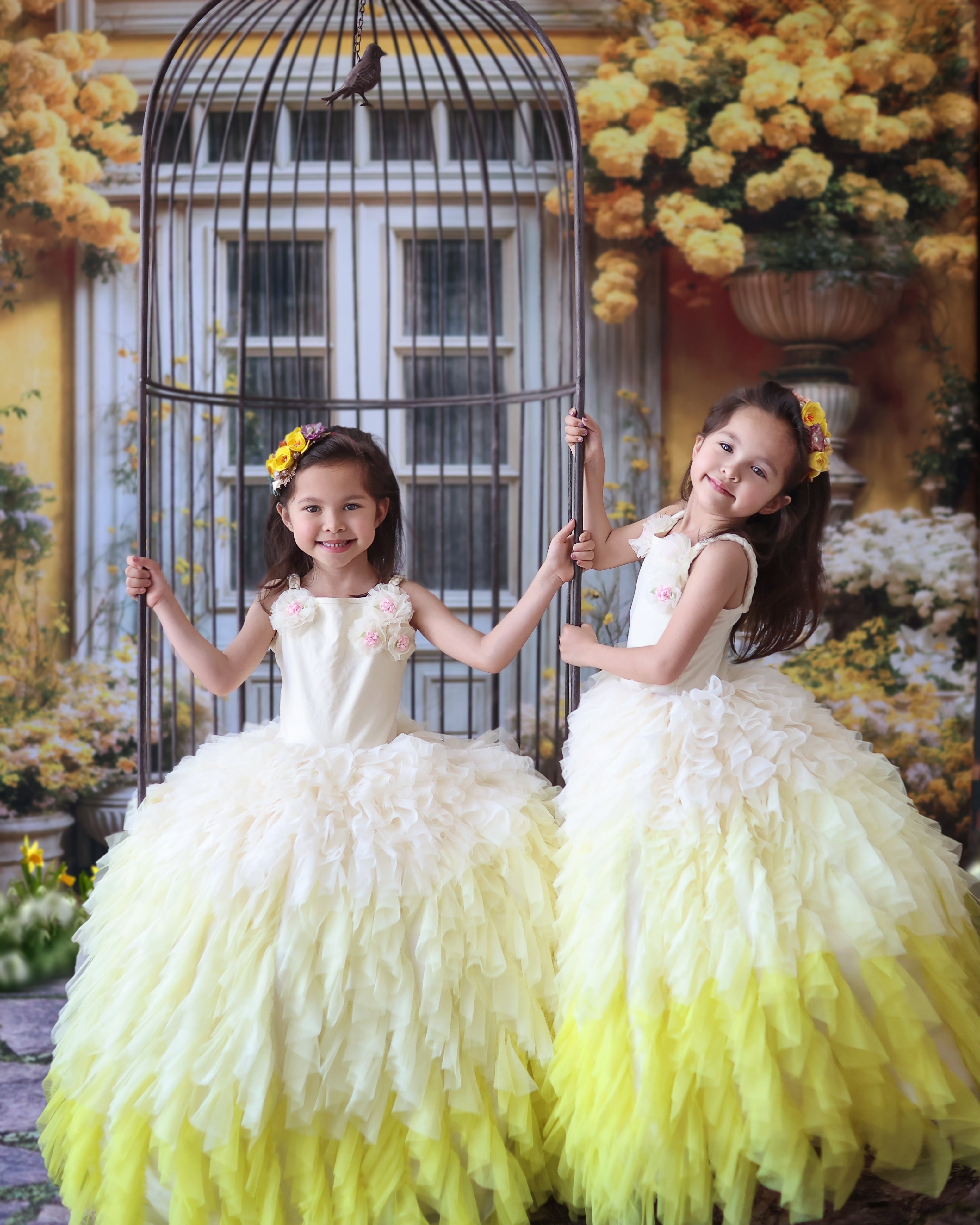 Kate Frühling Gelbe Blumen Holztüren Hintergrund von Emetselch - Kate Backdrop.de