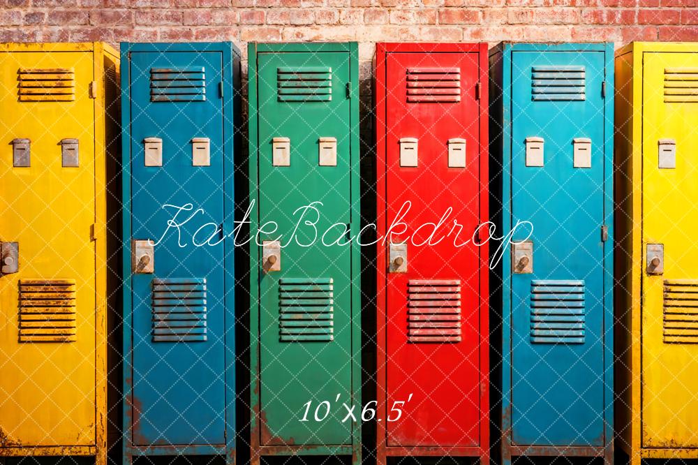 Kate Zurück zur Schule bunte Schließfächer im Hintergrund entworfen von Emetselch - Kate Backdrop.de