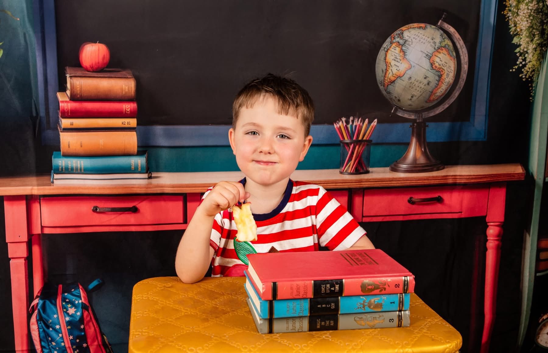 Kate Zurück zu Schule Hintergründe Buch Apfel Globus Schultafel Entworfen von Emetselch - Kate Backdrop.de