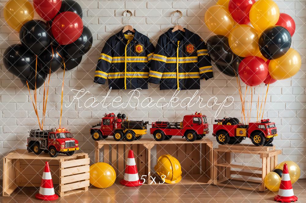 Kate Geburtstags Feuerwehr Thema Bunte Luftballon Spielzeugauto und Uniform Weiße Ziegelwand Hintergrund Entworfen von GQ - Kate Backdrop.de
