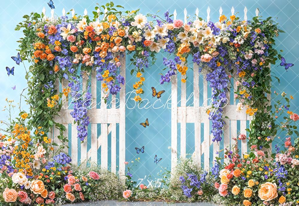 Kate Sommer Feine Kunst Bunte Blumenbogen Weißer Holzzaun Blaue Wand Hintergrund Entworfen von Chain Photography - Kate Backdrop.de