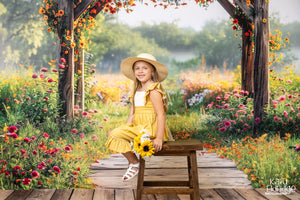 Kate Sommer im Freien Wald Bunte Blume Dunkelbraun Spalier Hintergrund Von Laura Bybee