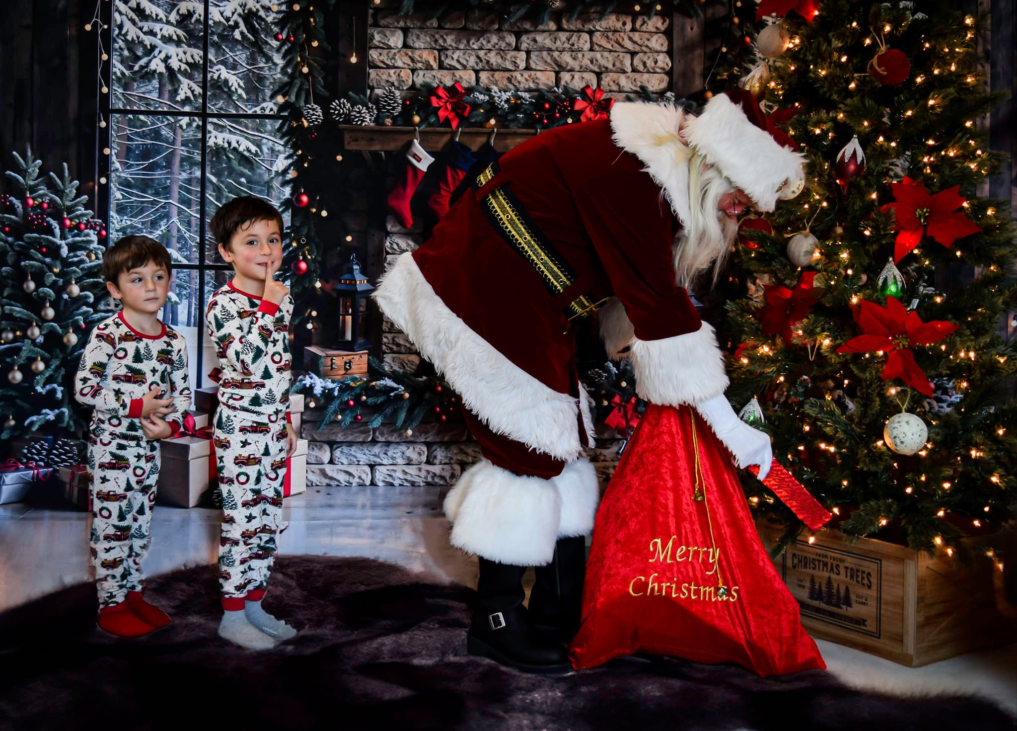 Kate Winter Weihnachten Weißer Ziegelstein Kamin Dunkelbrauner Eingerahmtes Fenster Hintergrund entworfen von Emetselch - Kate Backdrop.de