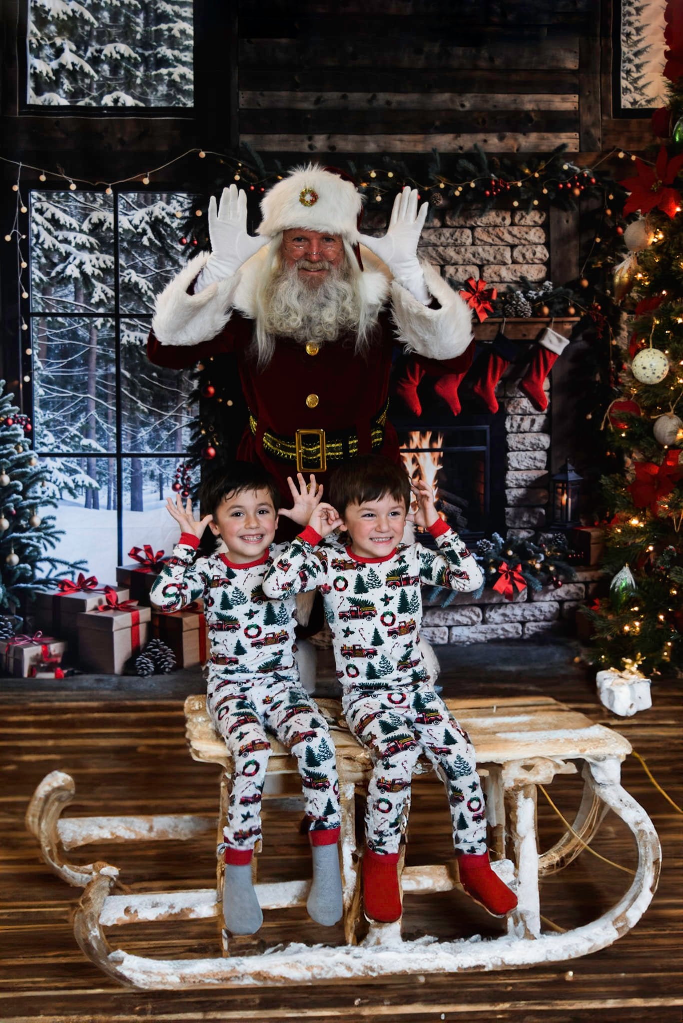 Kate Winter Weihnachten Weißer Ziegelstein Kamin Dunkelbrauner Eingerahmtes Fenster Hintergrund entworfen von Emetselch - Kate Backdrop.de