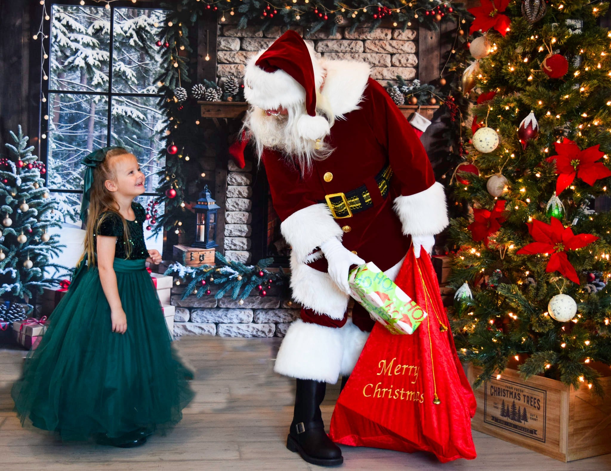 Kate Winter Weihnachten Weißer Ziegelstein Kamin Dunkelbrauner Eingerahmtes Fenster Hintergrund entworfen von Emetselch - Kate Backdrop.de