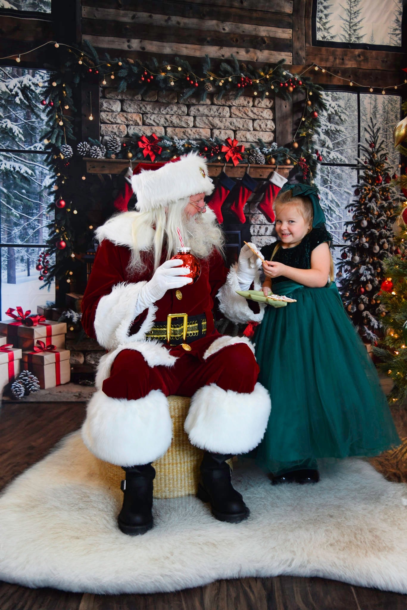 Kate Winter Weihnachten Weißer Ziegelstein Kamin Dunkelbrauner Eingerahmtes Fenster Hintergrund entworfen von Emetselch - Kate Backdrop.de